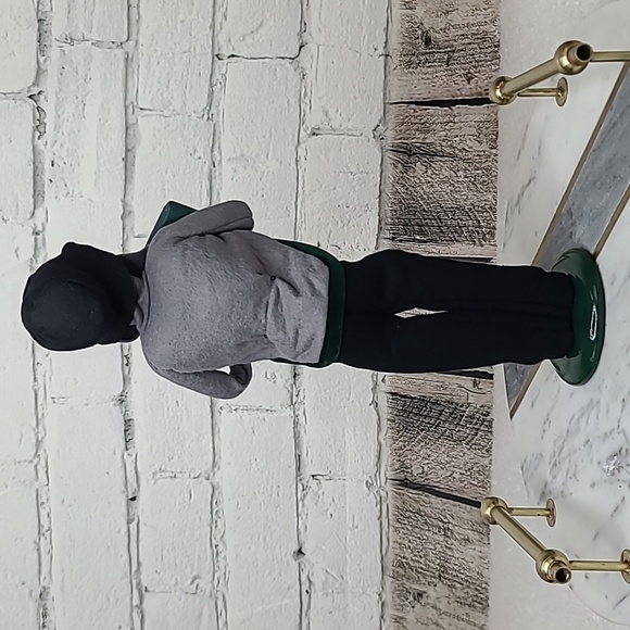 Byers' Choice Caroler 2004 Christmas Traditions Man with Christmas Crackers - Picture 3 of 17